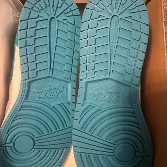 Brand New SZ 7y Air Jordan low  . - Picture 3 of 5